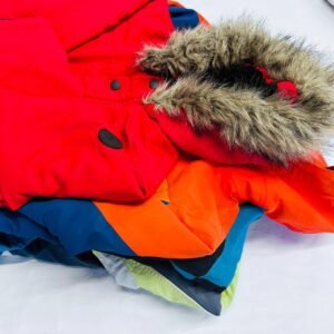 vaikiškos striukės krūvoje