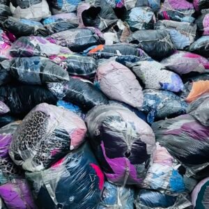 Dėvėti drabužiai urmu maišuose